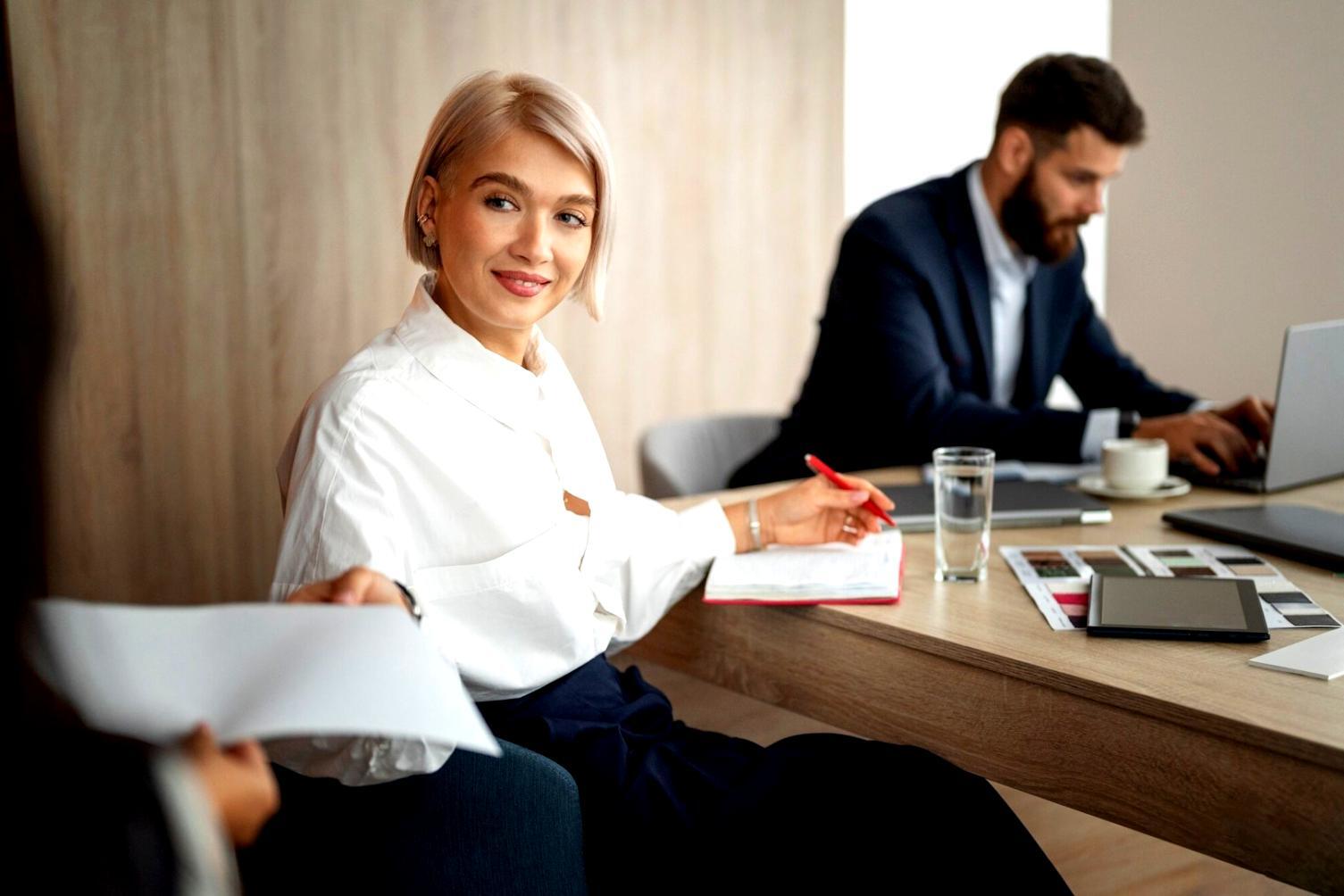 Interaktives Vertriebstraining mit Teilnehmern in einer professionellen Lernumgebung