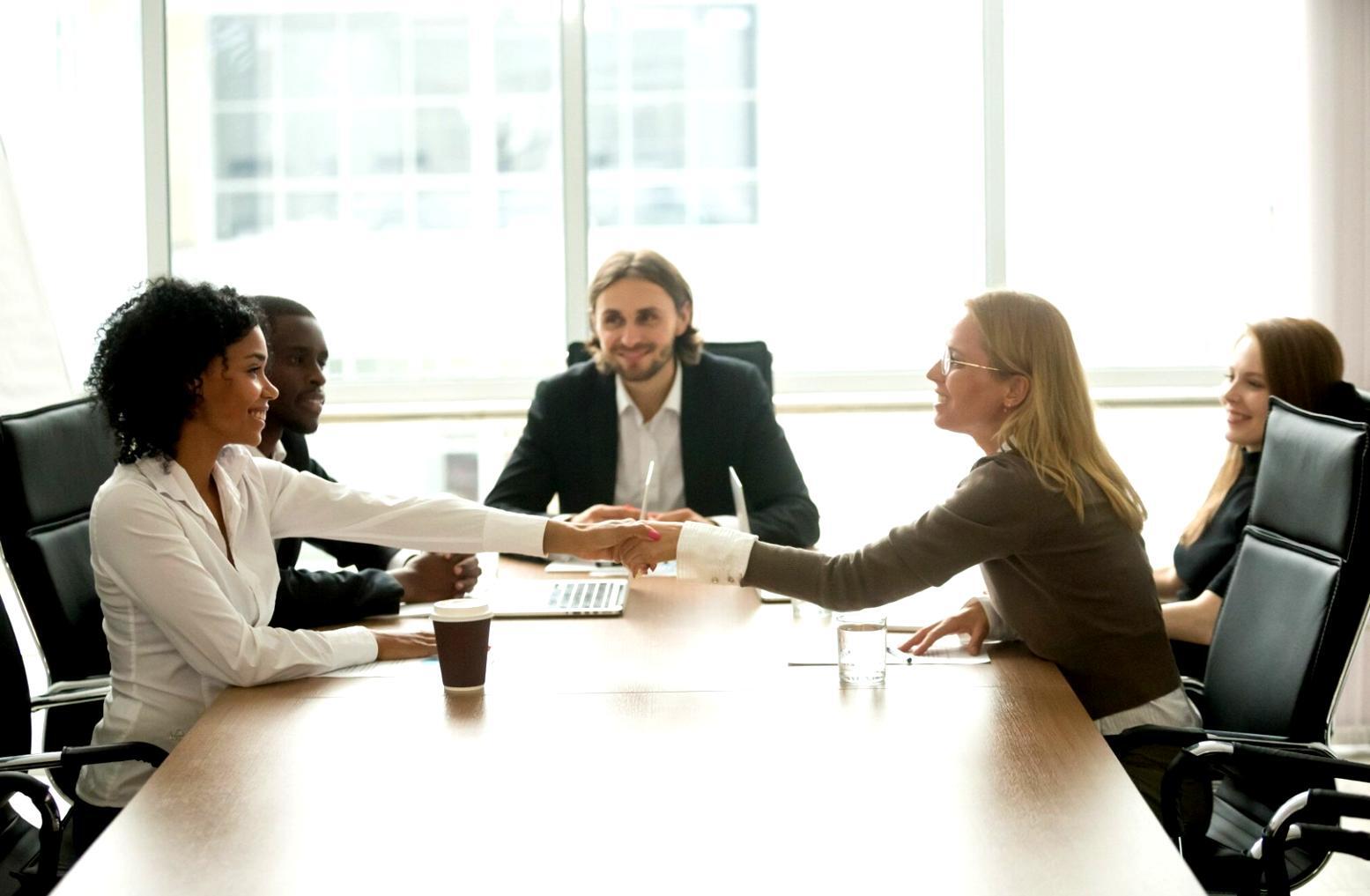 Modernes Bürogebäude mit Glasfassade