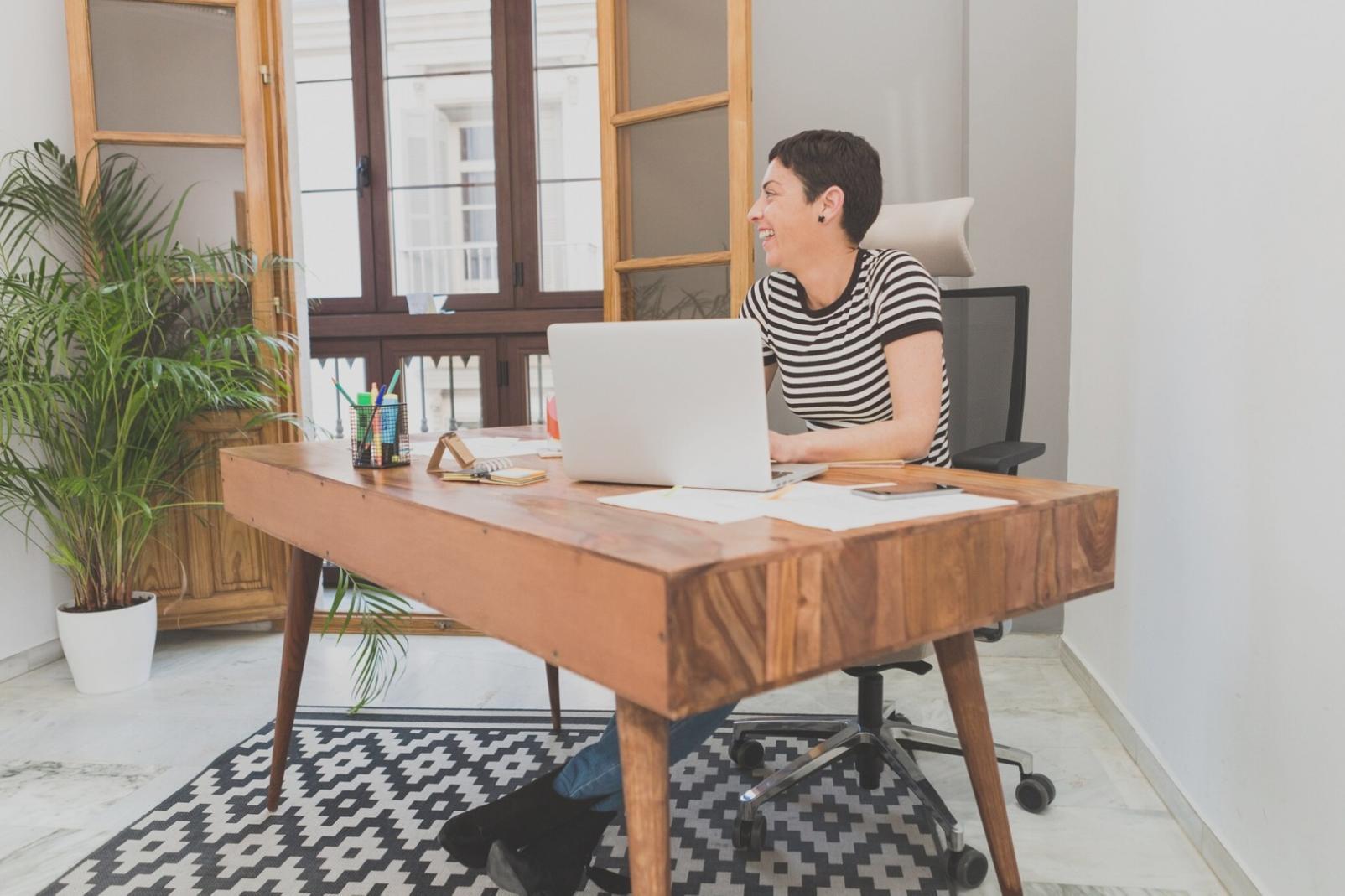 Elegante Arbeitsplatzgestaltung in modernem Ambiente