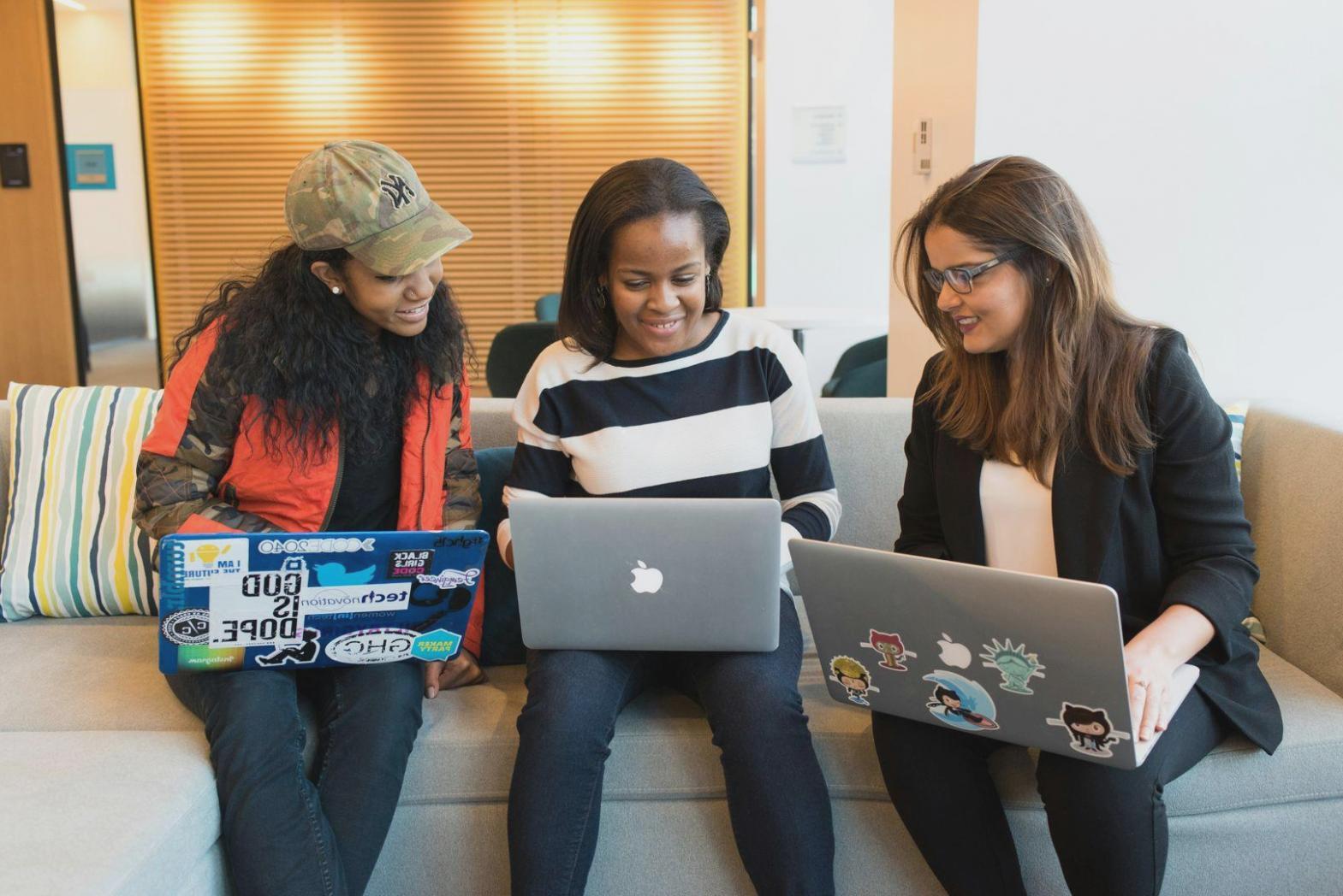 Geschäftsteam diskutiert Vertriebsstrategien am Konferenztisch
