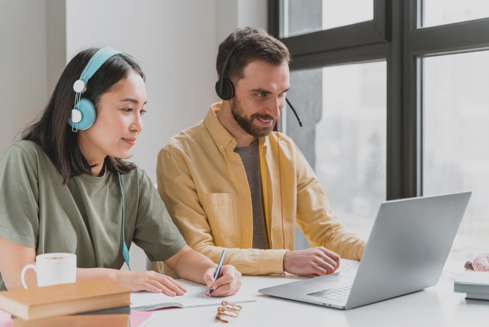 Strategische Beratungssitzung mit Dokumentenanalyse und Planung