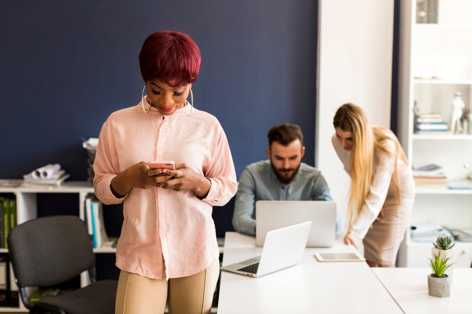 Moderne Büroumgebung mit Fokus auf Teamarbeit und Planung