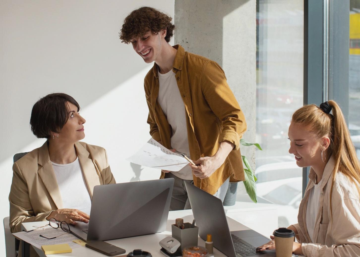 Geschäftsbesprechung mit Fokus auf strategische Planung